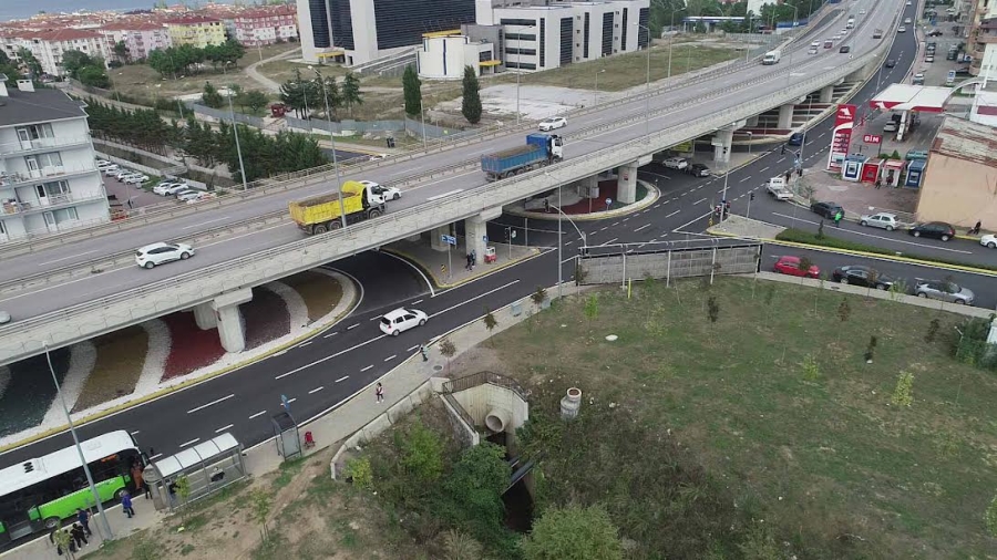 Gölcük Yüzbaşılar Köprülü kavşağı yan  yollarında yol çizgileri çekildi