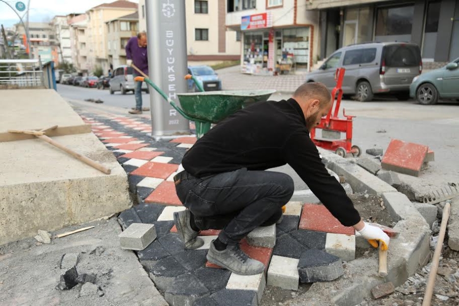 Büyükşehir, Gebze Topal Ağa Osman Caddesi’ndeki kaldırımları kilimli desen parke taşı ile yeniliyor