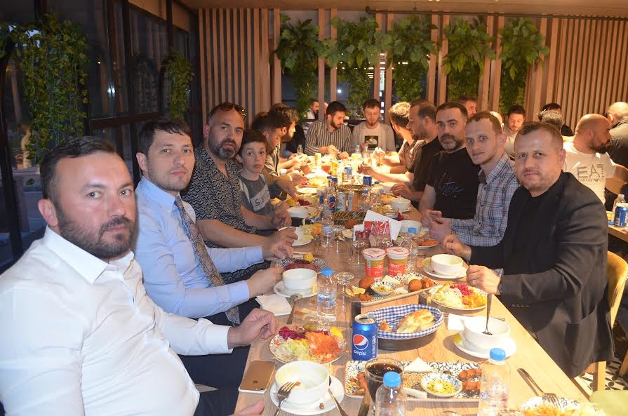 Abdulkadir Ayar, yaklaşık 100 kişiyi iftarda buluşturdu