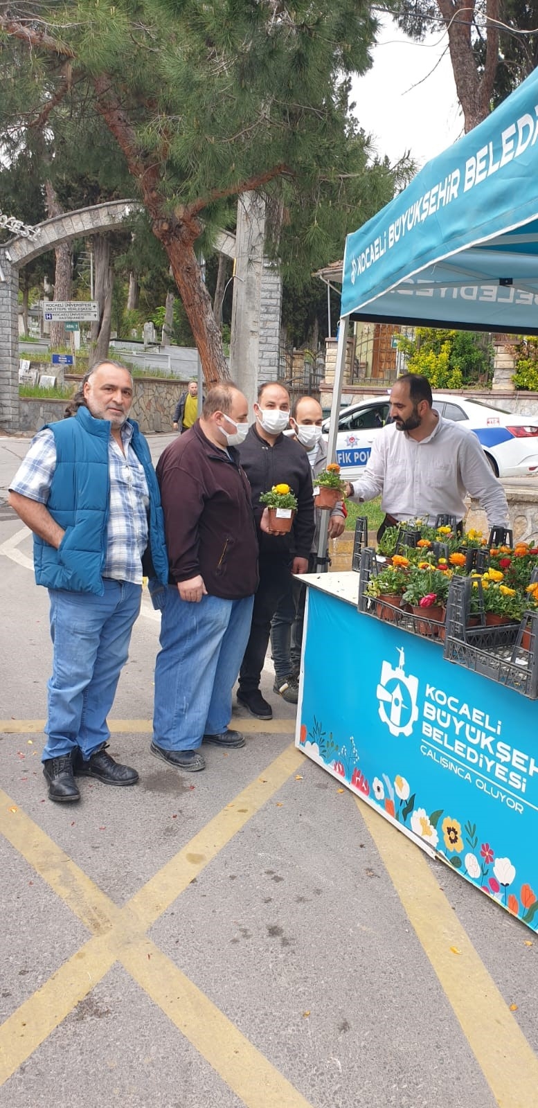 Büyükşehirden arife günü mezarlıklarda  çiçek dağıtımı