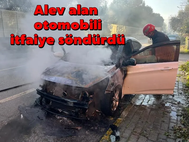 Alev alan otomobili itfaiye söndürdü