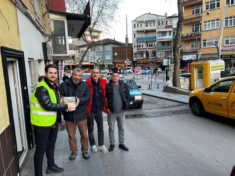 İftar Saatinde Çalışan Taksicilere Sıcak yemek