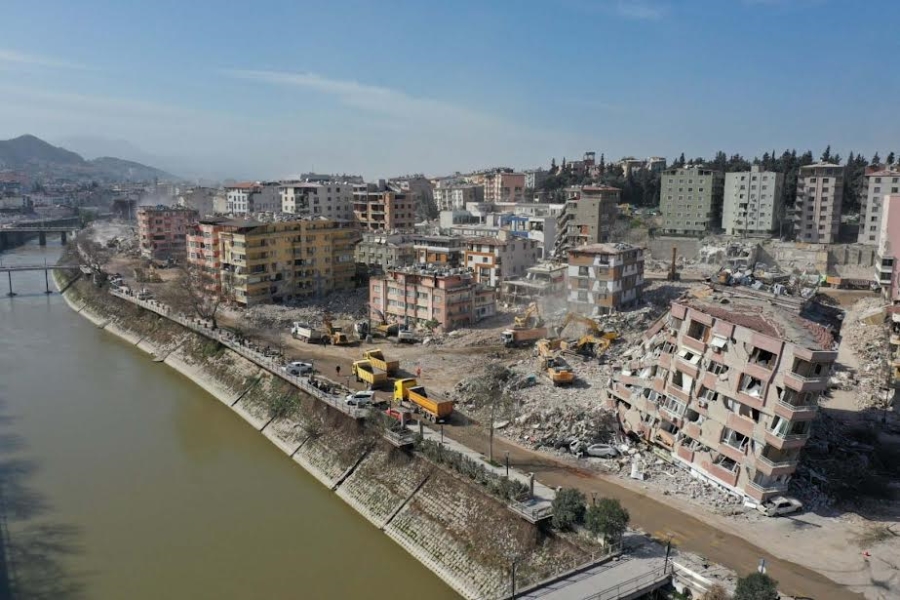 Büyükşehir, Hatay’da 51 binanın yıkımını yaptı
