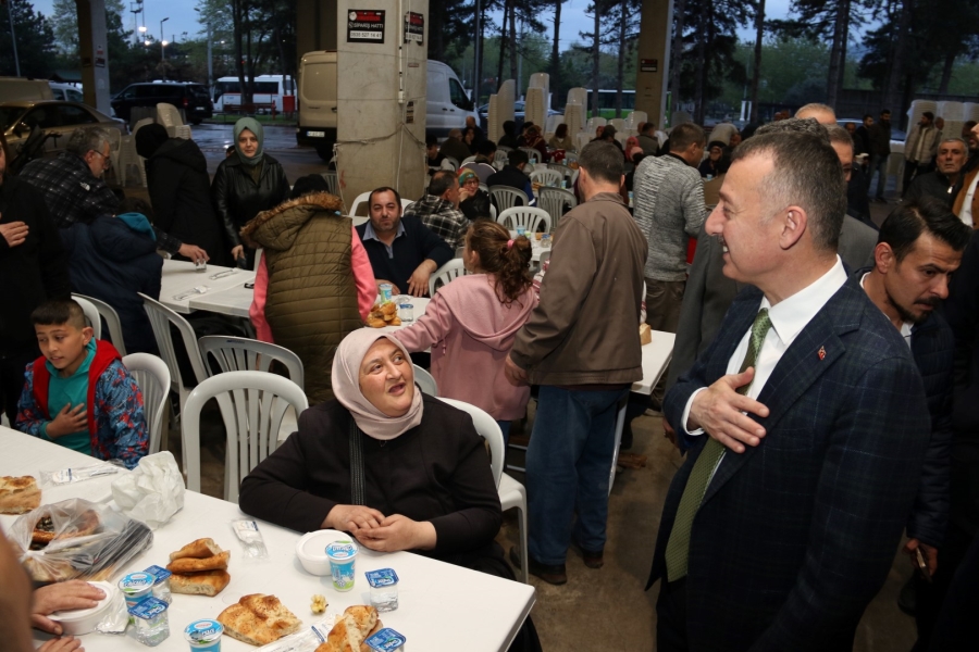 Başkan Büyükakın pazarcı esnafıyla iftarda buluştu   