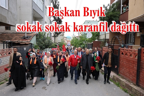 Başkan Bıyık, sokak sokak karanfil dağıttı