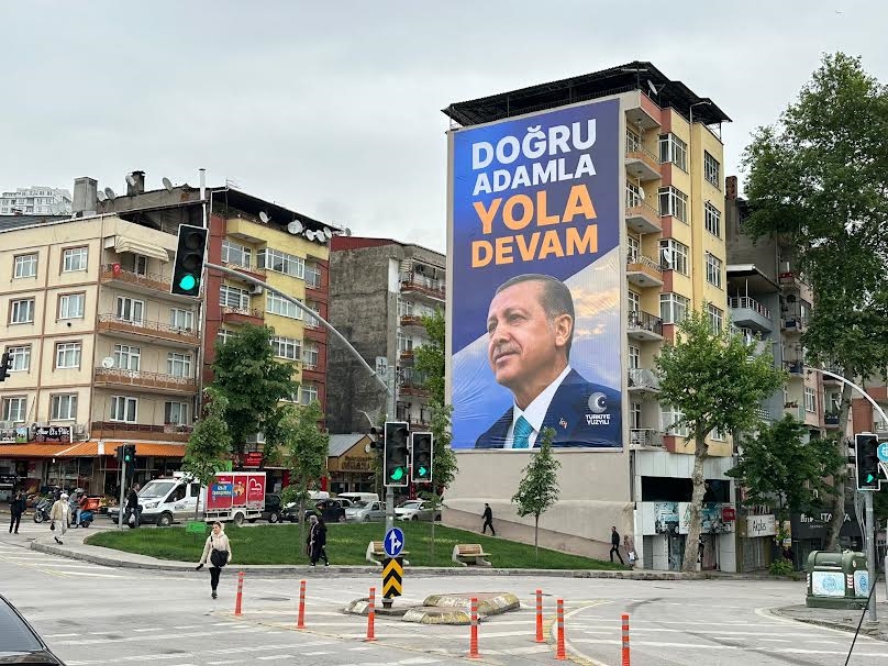 AK Parti Kocaeli, yeni kampanya  görselleriyle şehri donatıyor