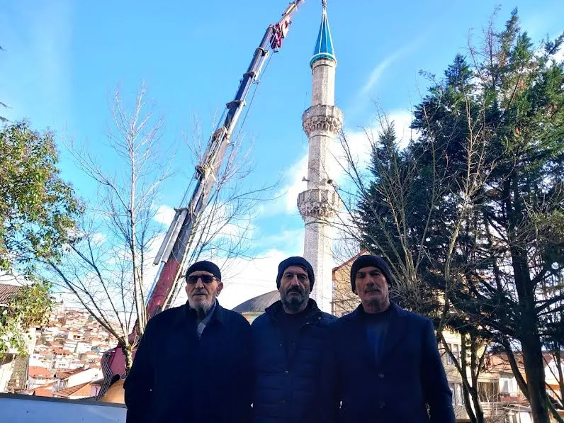 Elmalık Camii’nin minare külahı yenilendi