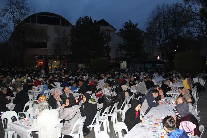 Ayar ailesi 1500 kişiyi iftarda ağırladı