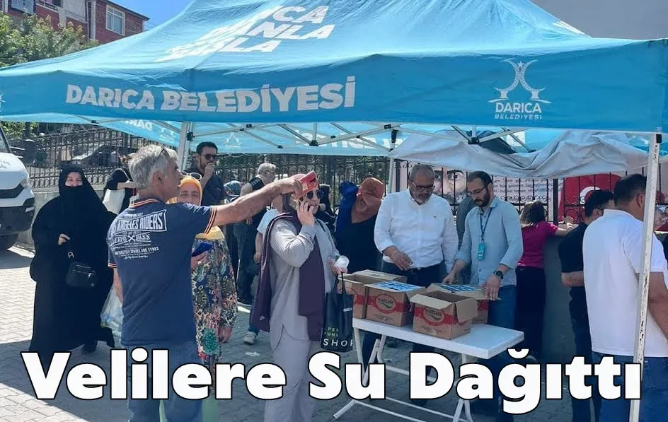 Darıca Belediyesi, LGS’ye giren öğrencilere ve ailelerine su ikramında bulundu