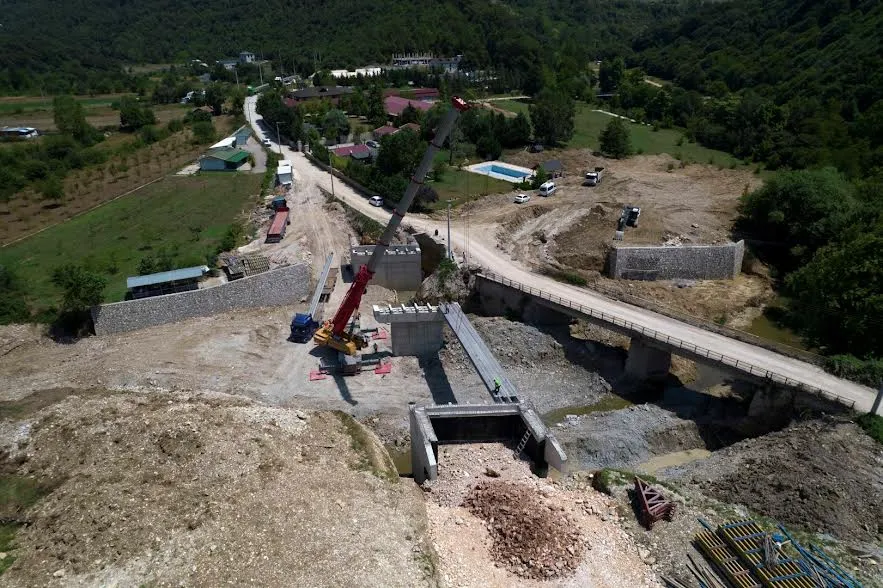 Duraklı-Alihocalar Köprüsü’nde kiriş montajı