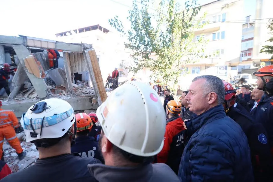 Ekipler enkazdan gelen  sese ulaşmaya çalışıyor