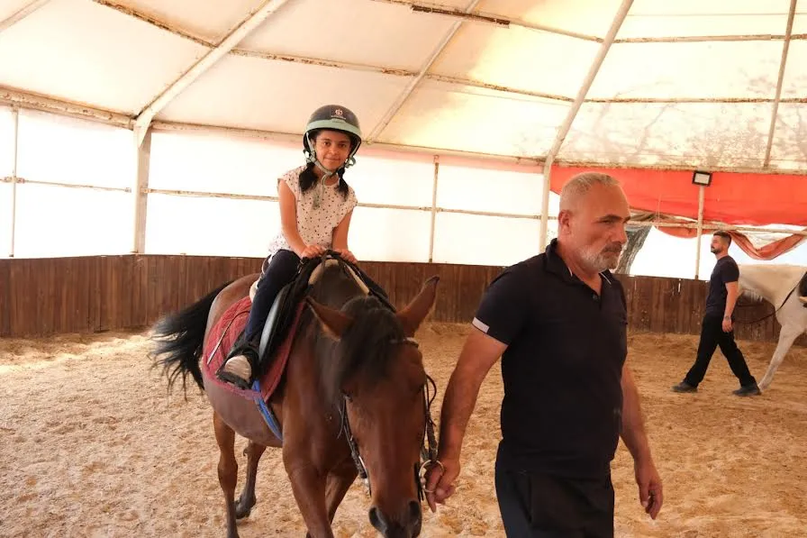 Yaz tatiline at üstünde ‘merhaba’ dediler