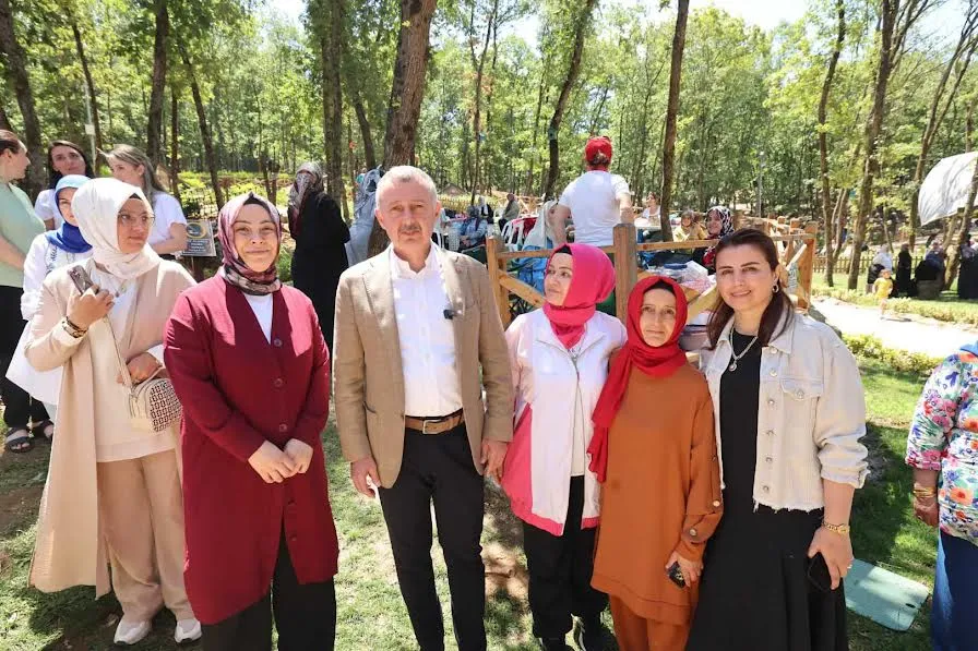 Büyükakın, Gebze’de annelerin pikniğine katıldı
