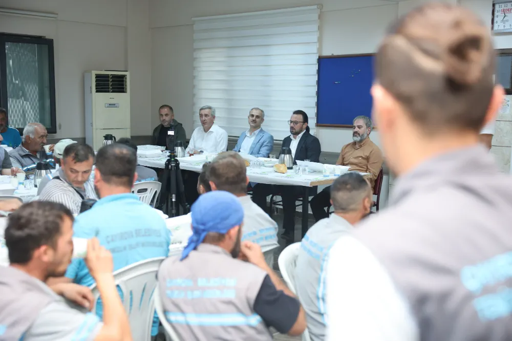Çiftçi, temizlik personellerini mesaiye uğurladı