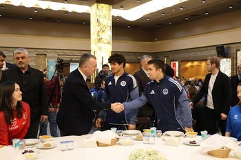 Büyükakın başarılı sporcularla iftar yaptı